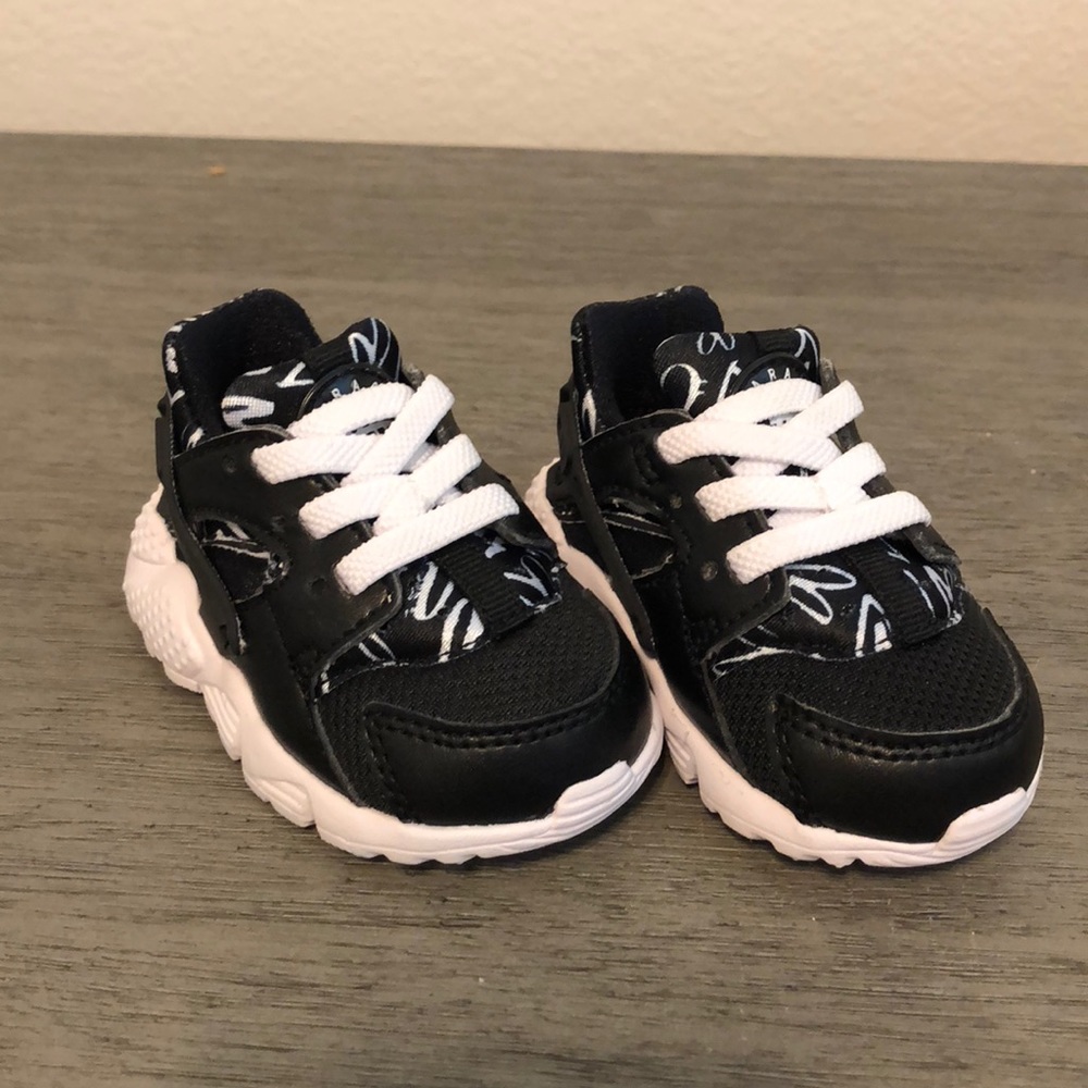 Like new Nike Huarache size 2C